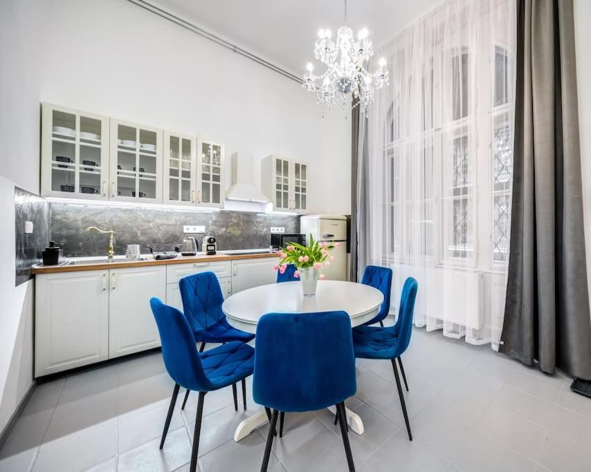 Andrassy Grandeur With Indoor Parking Appartement Boedapest Buitenkant foto